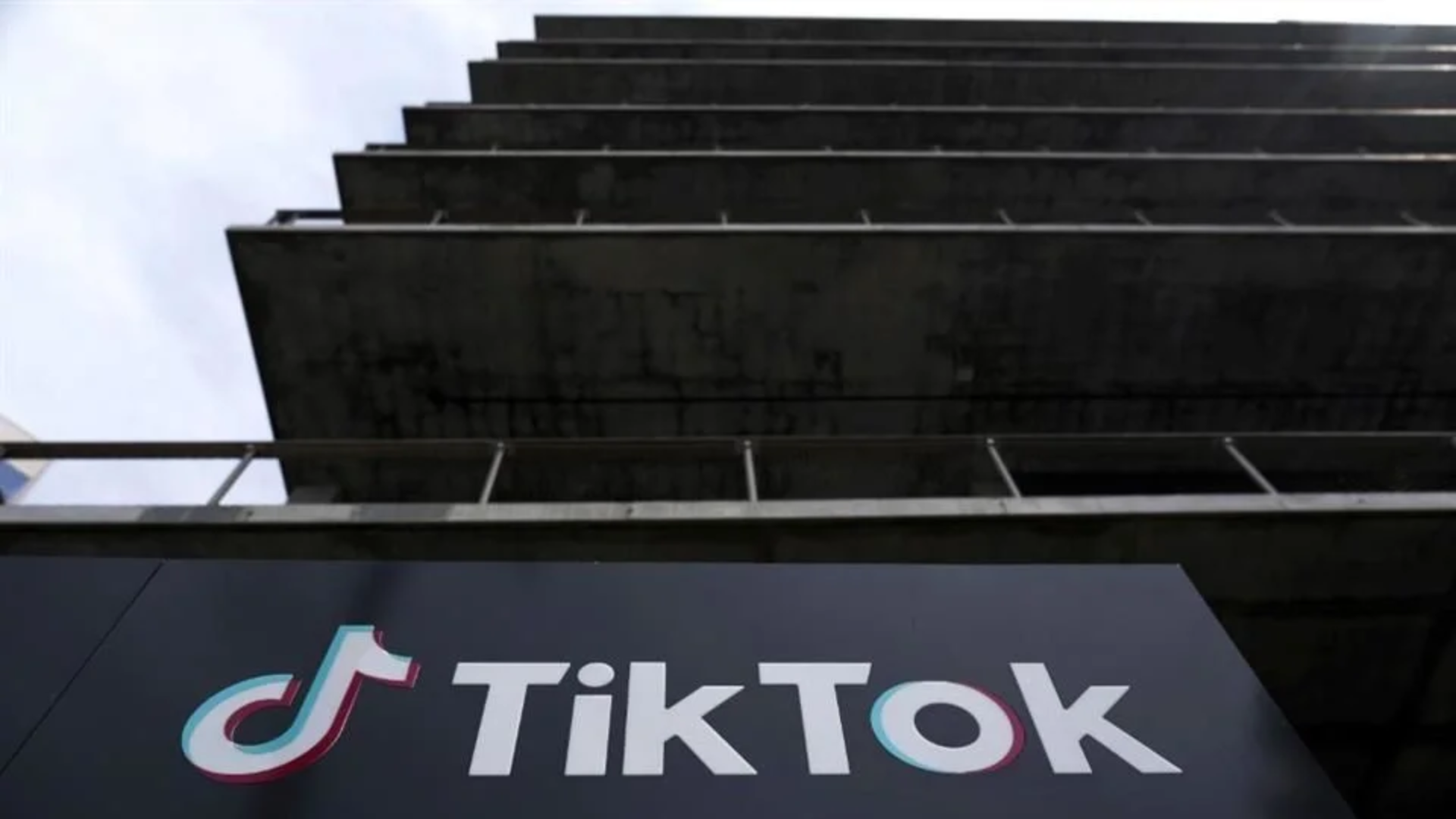 Aprueba Cámara baja de EU ley que prohibiría TikTok