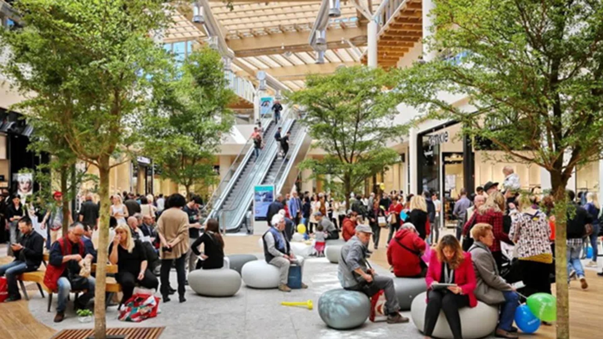 Descubriendo los factores que atraen más visitantes a los centros comerciales