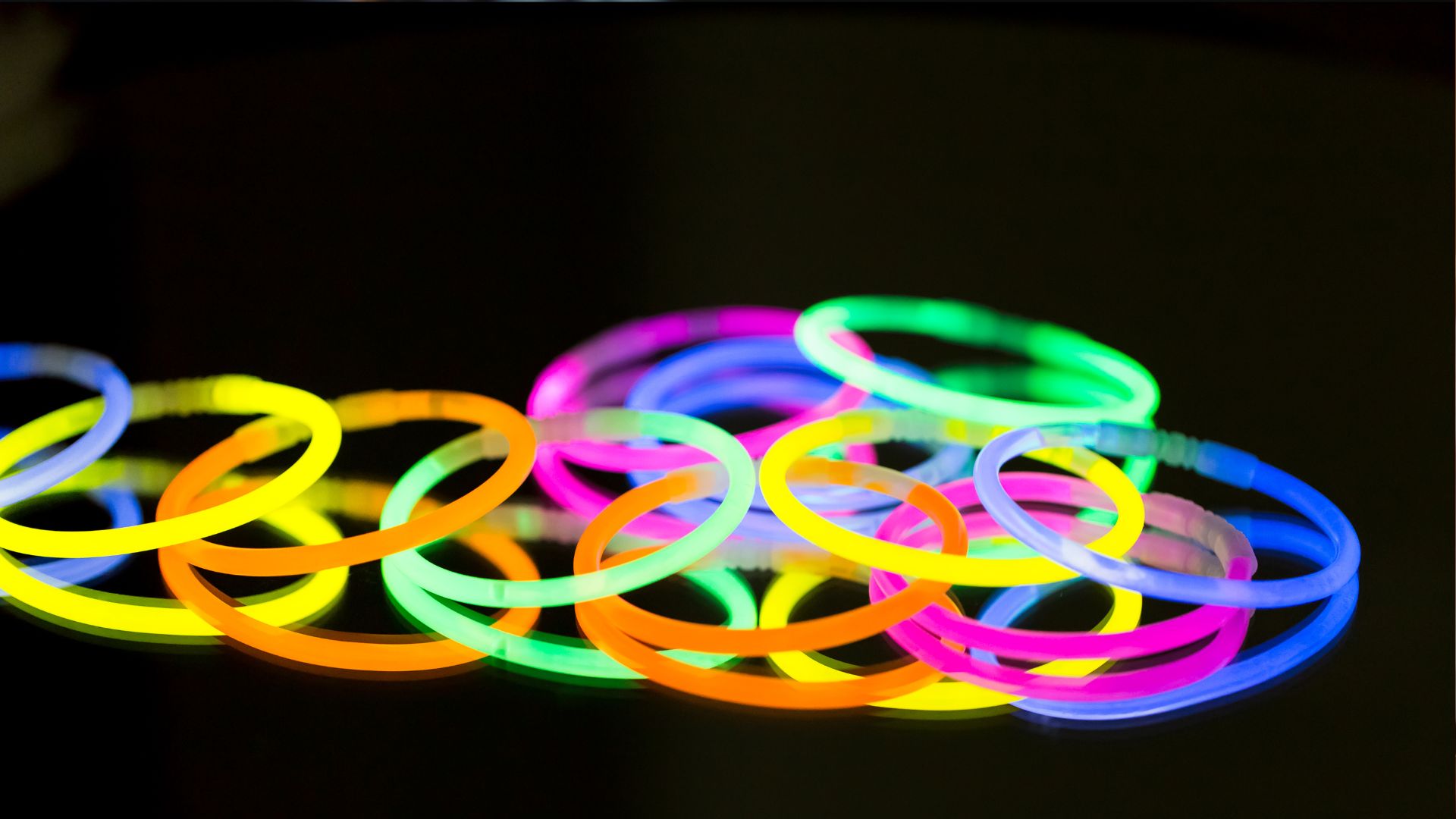 Impresión con tintas fluorescentes para efectos de luz negra