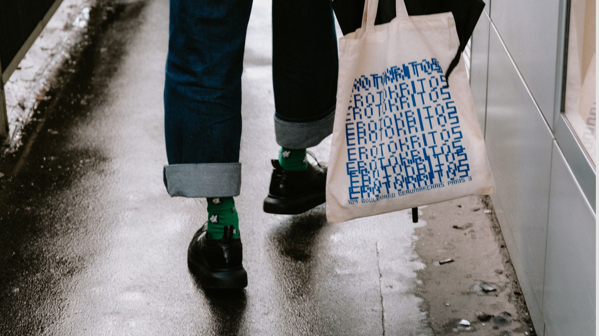 De accesorio básico a valla publicitaria: por qué las tote bags dominan la calle