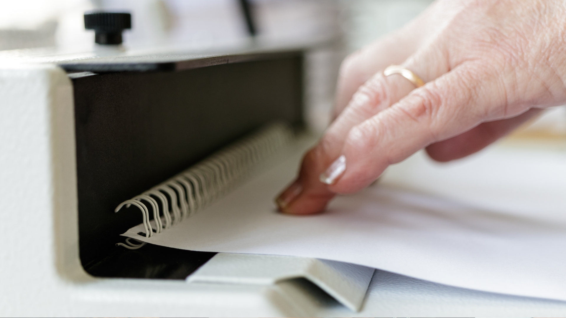 Técnicas de encuadernación para presentaciones corporativas impecables