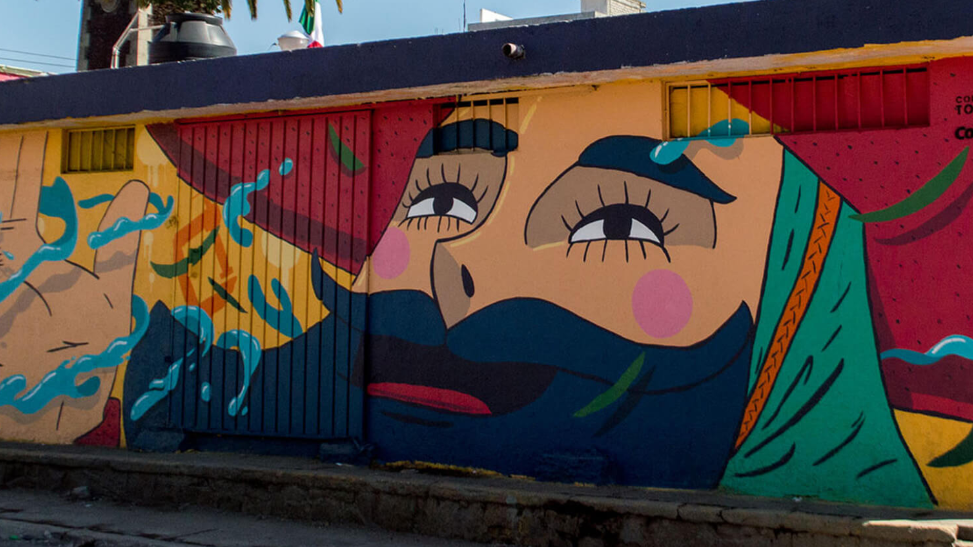 En Mexico aun se usa como estrategia pintar bardas publicitarias