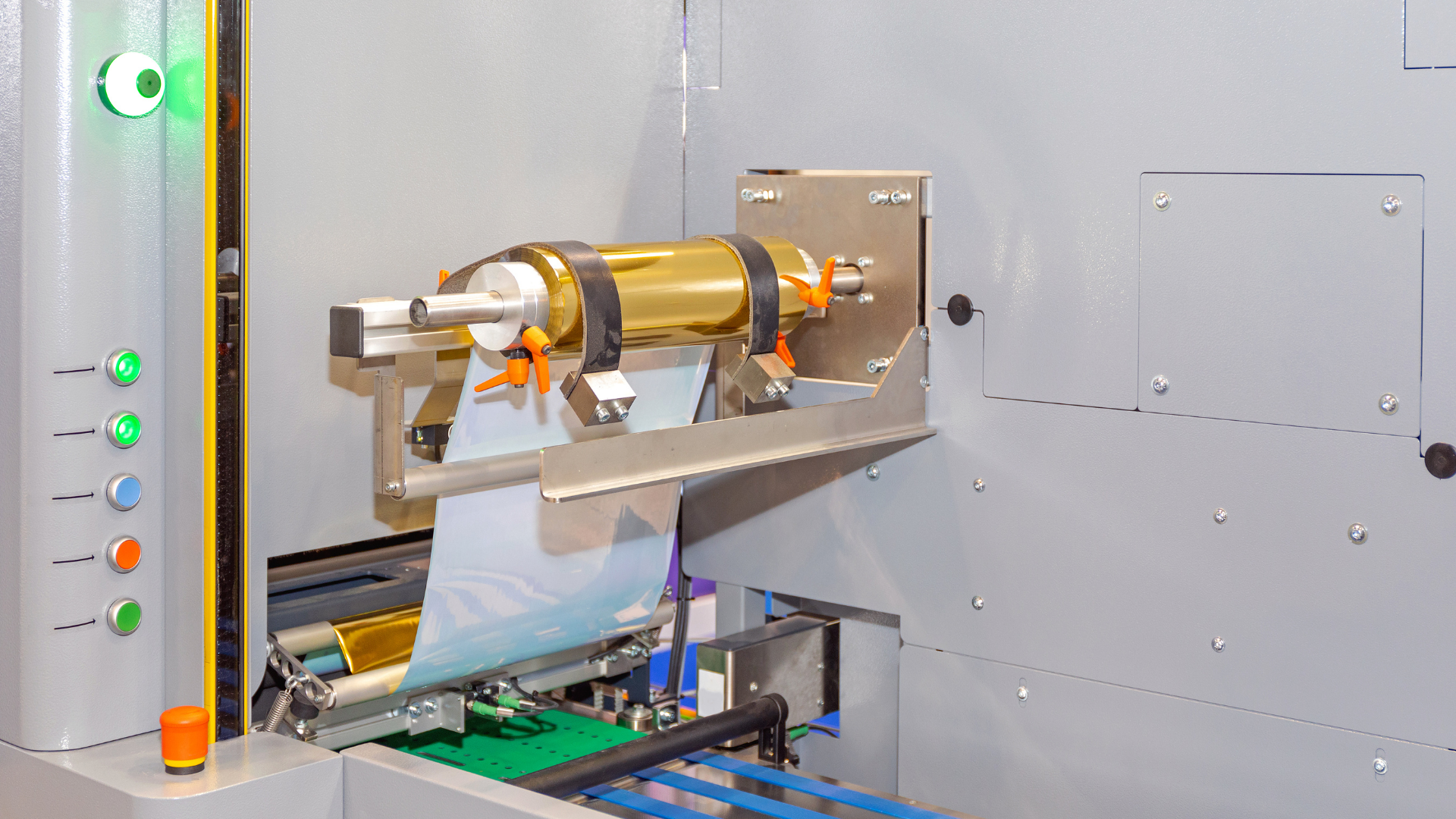 El auge de los acabados especiales: barniz UV y foil en la era moderna