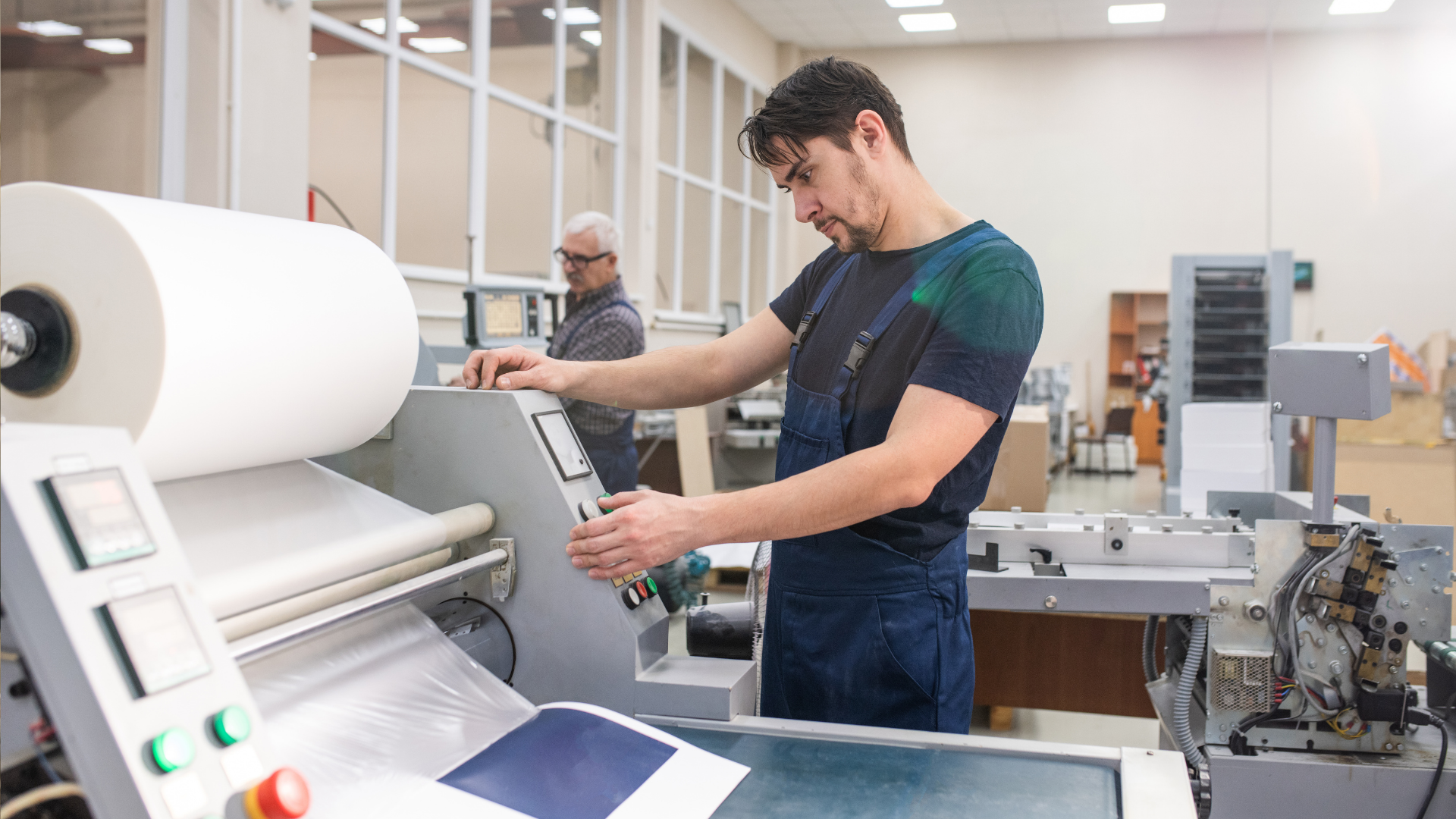 El papel de la automatización en talleres de bordado e imprentas modernas