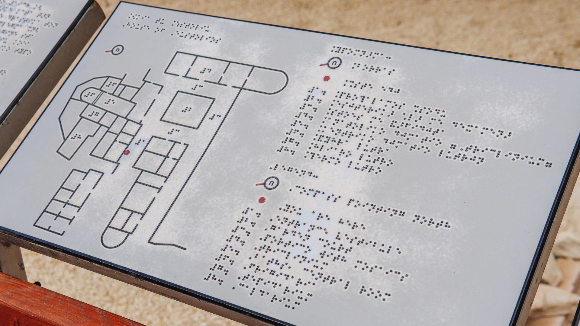 Cómo integrar mapas táctiles y braille en sistemas de señalización inclusiva