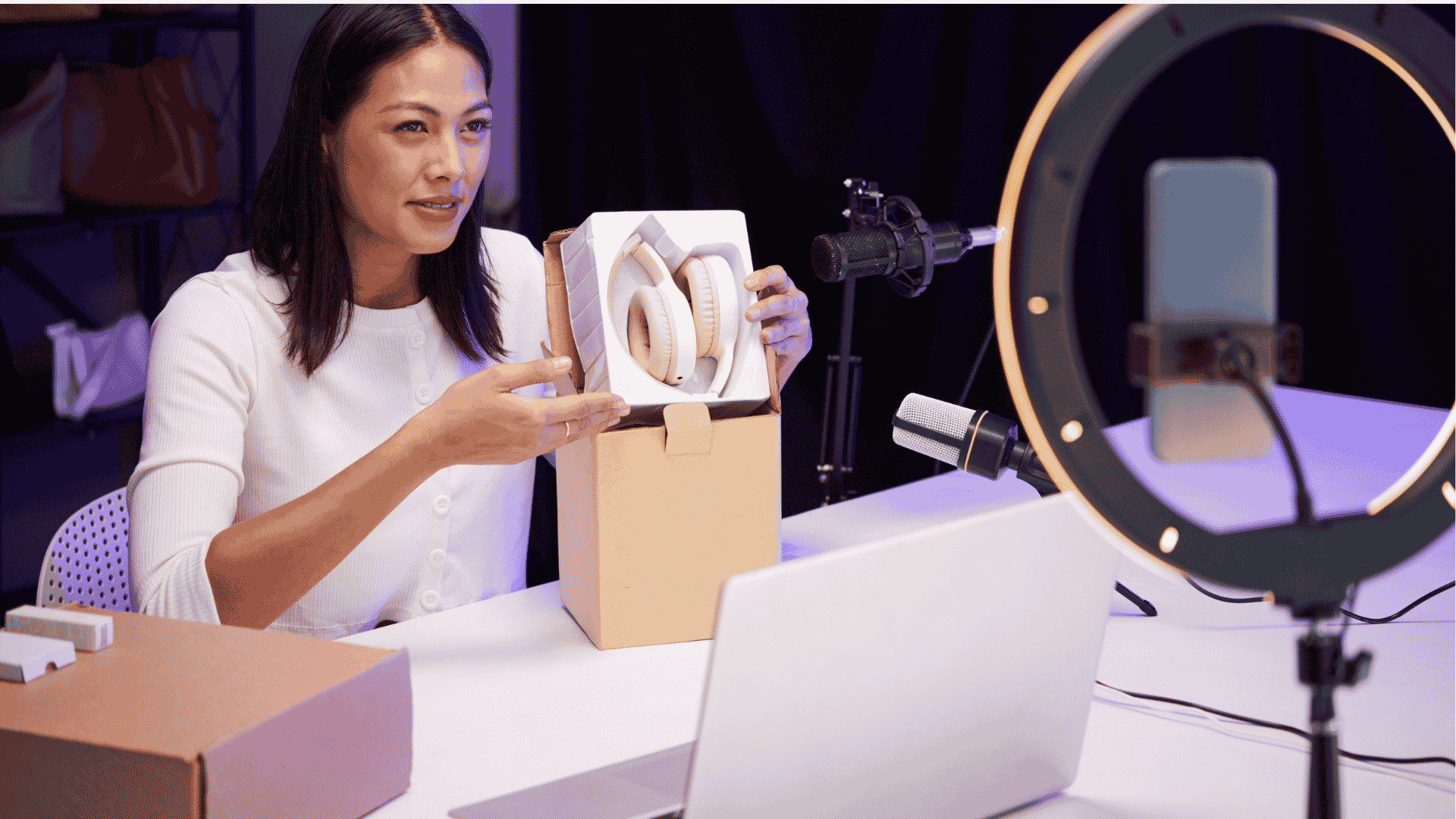 El unboxing sigue siendo clave: marcas invierten en empaques secundarios pensados para redes sociales, con clips de estreno editados para TikTok.