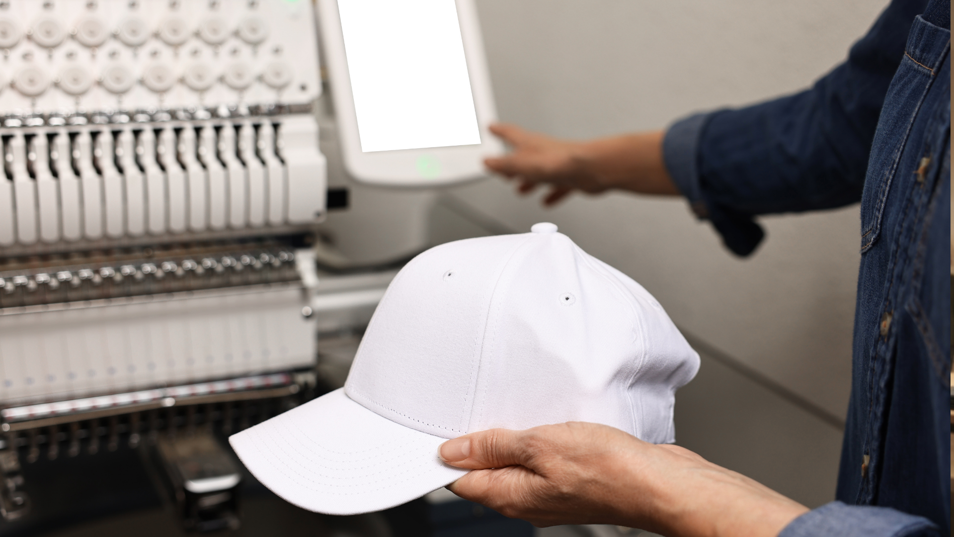 ¿Cómo integrar bordado, impresión y tecnología para crear productos promocionales premium?